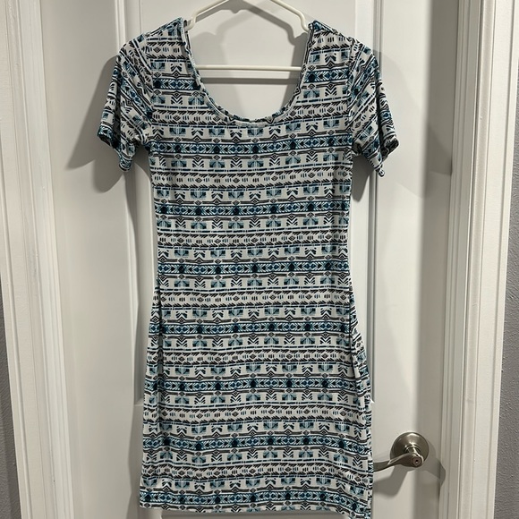 Mudd Dresses & Skirts - Mudd Pattern Body-con Dress